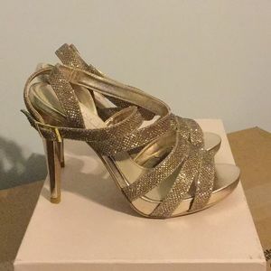 Glint champagne shimmer sandal heel sz 7